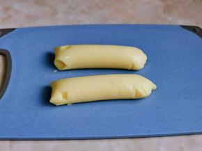 日本豆腐去皮，借助剪刀从侧面将包装袋剪开，日本豆腐完美去皮。