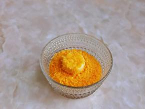 最后裹上面包糠，这就是所谓的三裹哈哈。