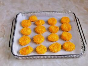 依次做好，放在垫好油纸的烤网上，每块豆腐上刷上薄薄一层橄榄油。