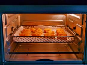 入烤箱中层，上下180度烤12分钟。