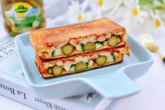 做好的三明治，用刀一切两半就可以享用了。