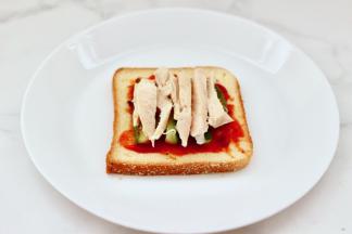 上面在铺上鸡肉条。