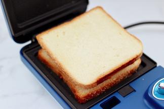 上面再盖上一片吐司。