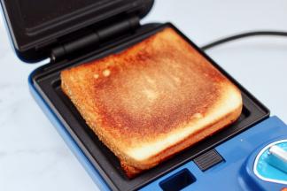 3分钟后美腻好吃的风味酸黄瓜鸡肉热压三明治就做好了。