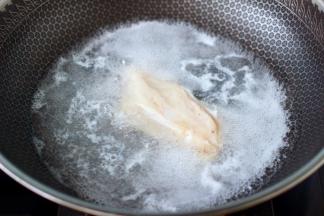 锅中倒入适量的清水，把即食鸡胸肉放到锅里加热一下。