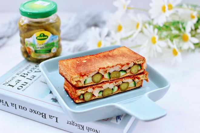 风味酸黄瓜鸡肉三明治