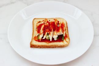 再抹上剩下的一勺披萨酱。