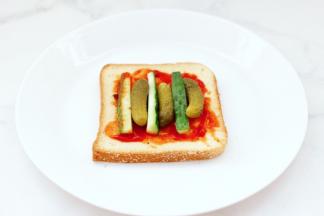 上面分别码上黄瓜条和酸黄瓜。