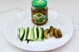 把黄瓜洗净切成粗条，备好酸黄瓜。