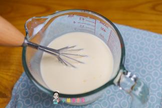 加入255g牛奶跟30g蛋黄15g全蛋液搅拌均匀