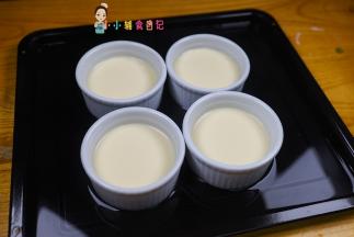 烤盘放烤碗倒入蛋液，烤盘要加入2cm的热水