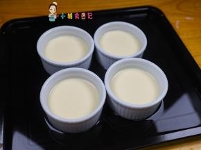 烤盘放烤碗倒入蛋液，烤盘要加入2cm的热水