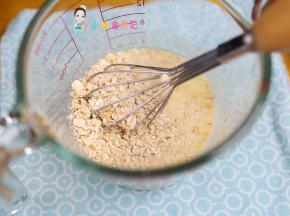 加入一勺麦片，也可以不加这个口感更像布丁，加了会增加饱腹感