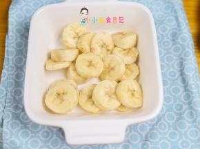 香蕉切片铺在碗底