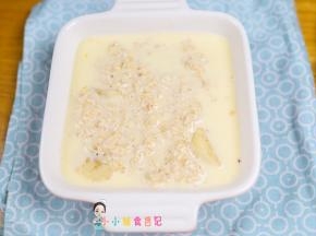 倒入牛奶鸡蛋麦片
