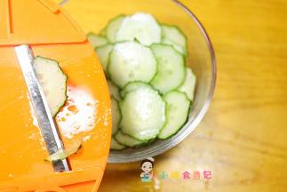 用这个切片器 切薄片，如果没有黄瓜也可以不放主要是为了做造型还有黄瓜清香味也可以让饼更好吃