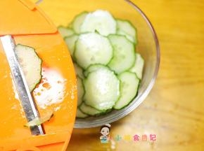 用这个切片器 切薄片，如果没有黄瓜也可以不放主要是为了做造型还有黄瓜清香味也可以让饼更好吃