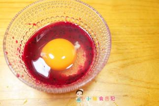 鸡蛋+20g火龙果泥混合均匀
