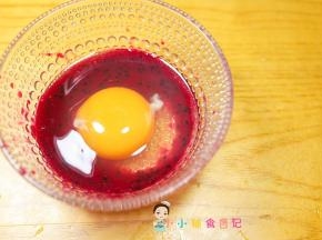 鸡蛋+20g火龙果泥混合均匀