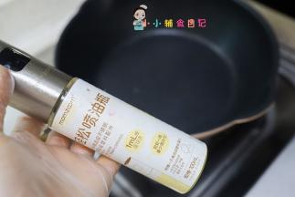 锅里面喷一点油不要太多，也可以倒一点油用厨房纸巾擦一下