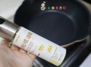 锅里面喷一点油不要太多，也可以倒一点油用厨房纸巾擦一下
