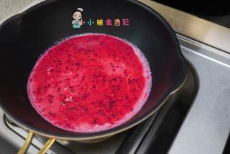 小火放入鸡蛋液