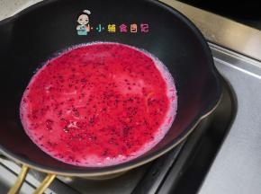 小火放入鸡蛋液