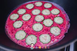 趁没有凝固马上放上黄瓜片，全部熟透卷起来切块即可