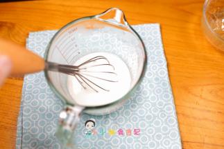 准备一个碗先加入80度的热水然后加16g奶粉混合搅拌均匀