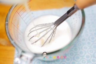 炼乳加入后继续搅拌均匀