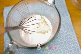 把前面浸泡好的吉利丁片挤干水分加入牛奶里面，因为是热的吉利丁片在60度左右的水里最容易融化