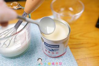 再加入20g炼乳可以让这个奶冻奶香更浓郁，而且这个有甜味会更好吃，