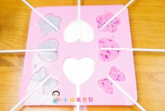 准备一个棒棒糖模具也可以用一个饭盒，这个模具冷冻后更容易脱模，如果是饭盒下面铺一张硅油纸然后冷藏2小时倒出来脱模切块即可