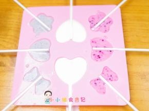准备一个棒棒糖模具也可以用一个饭盒，这个模具冷冻后更容易脱模，如果是饭盒下面铺一张硅油纸然后冷藏2小时倒出来脱模切块即可