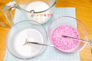 把刚刚泡好的牛奶吉利丁液体分三个碗 其中两个碗里加入火龙果泥跟蓝莓泥，不需要太多你看到颜色有变化就可以了