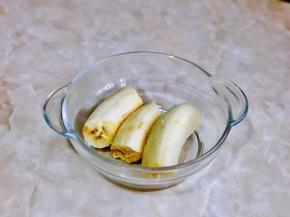 香蕉去皮，放入玻璃器具中。