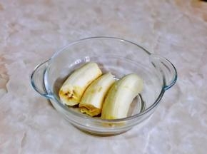香蕉去皮，放入玻璃器具中。