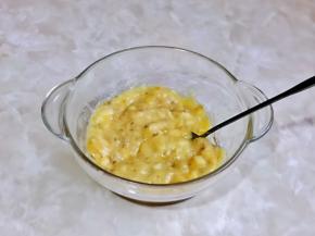 借助小勺把香蕉压成泥状。