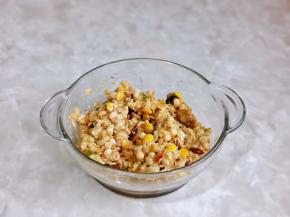 用小勺搅拌均匀，香蕉泥与燕麦的对比可以根据实际情况调整，香蕉含水量不同。