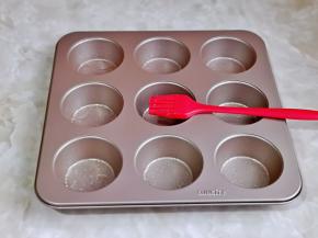 模具中刷上少许食用油。