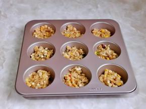 每个模具中盛5分满。