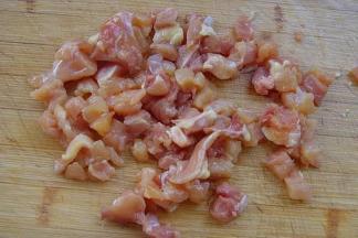 1.鸡腿洗净沥水，去骨、筋膜，切小丁