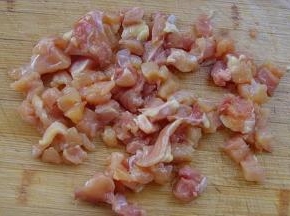 1.鸡腿洗净沥水，去骨、筋膜，切小丁