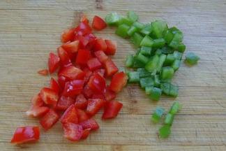 3.青红彩椒洗净，去蒂、籽，切成小碎丁
