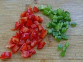 3.青红彩椒洗净，去蒂、籽，切成小碎丁