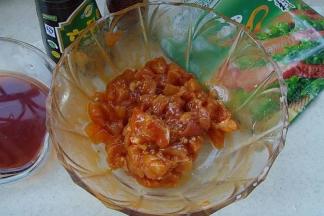 2.取一大碗，放入肉丁调入酱油1勺、cook100新奥尔良烤肉腌料3勺、红酒3勺、黑胡椒碎抓匀，表面淋适量食用油腌制2小时以上。