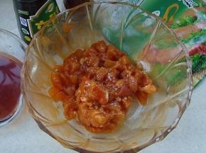 2.取一大碗，放入肉丁调入酱油1勺、cook100新奥尔良烤肉腌料3勺、红酒3勺、黑胡椒碎抓匀，表面淋适量食用油腌制2小时以上。