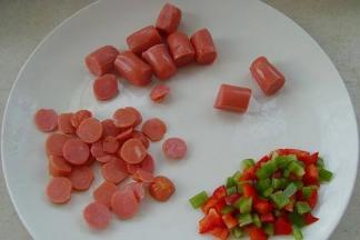 4.烤肠一部分切片，剩余切去头尾