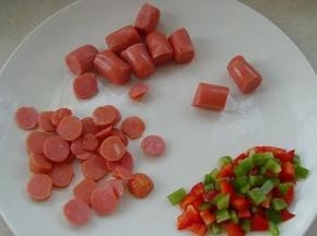 4.烤肠一部分切片，剩余切去头尾