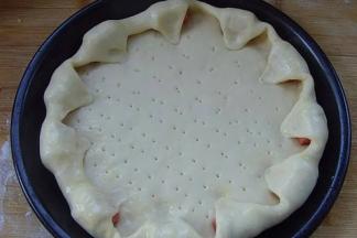 5.烤盘抹上一层黄油，发酵好的面团，按压排气，松弛10分钟；  放入烤盘中慢慢推开，在匹萨的饼皮周围均匀的摆上一圈香肠，  将香肠的空隙处的饼皮轻轻的拉长并包住香肠，按压在里侧；  用叉子扎眼